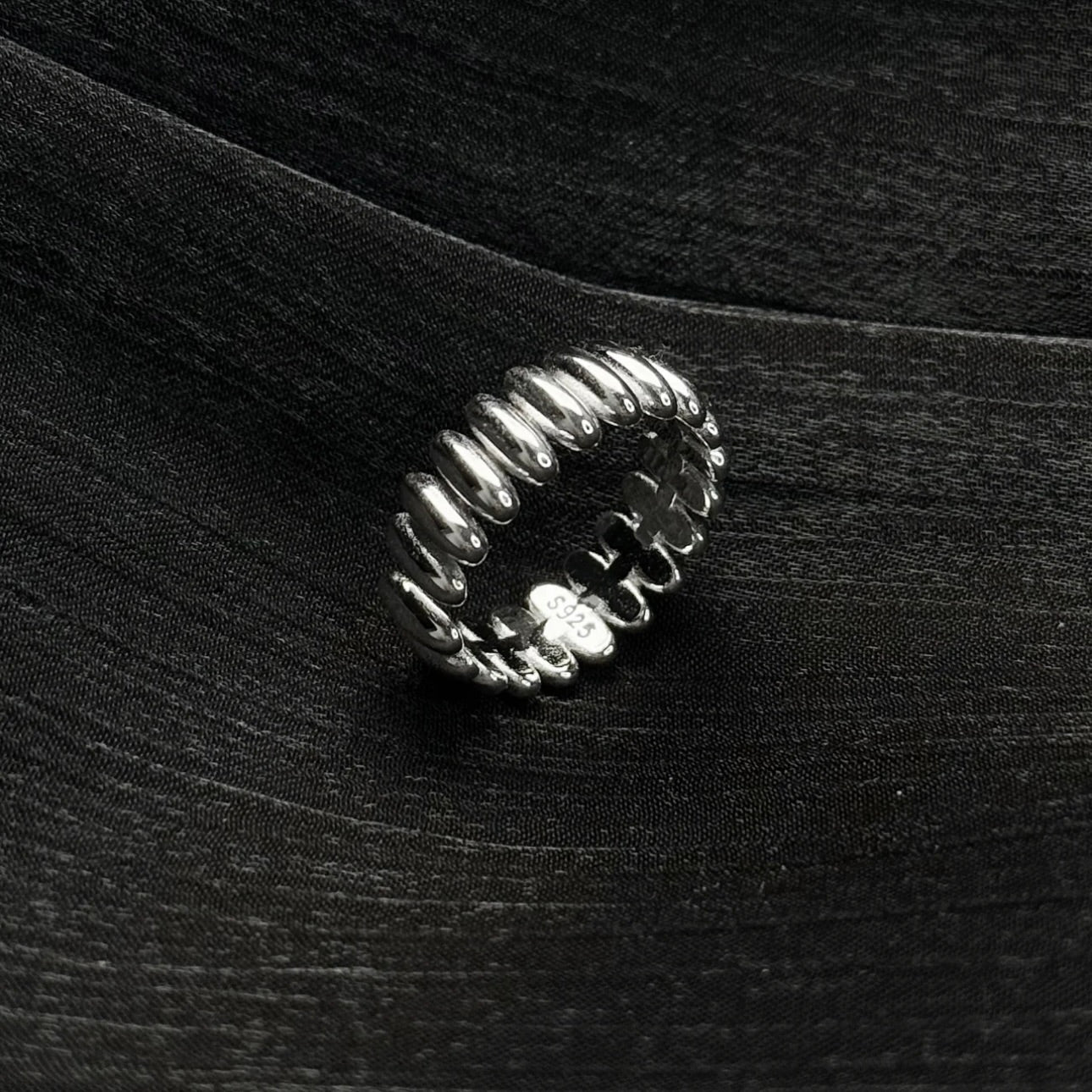 Molten-16 Ripple Band Ring