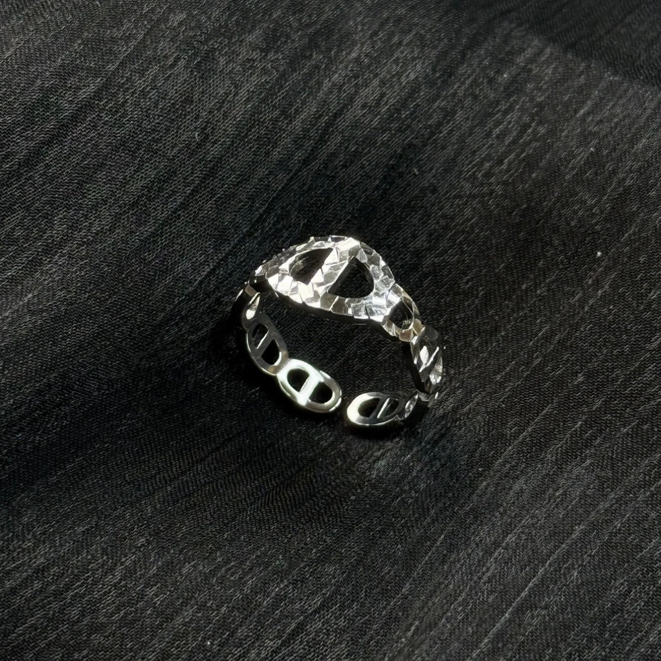 Molten-20 Hammered Loop Ring