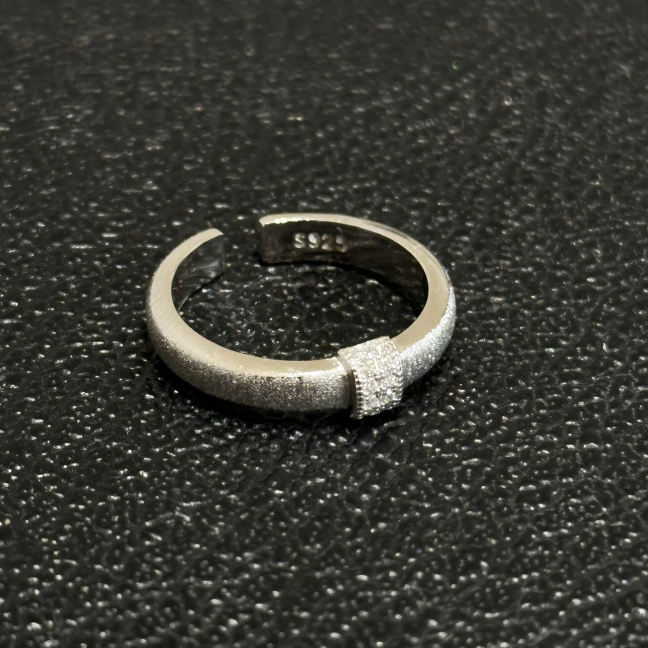 Molten-22 Frost Bar Ring