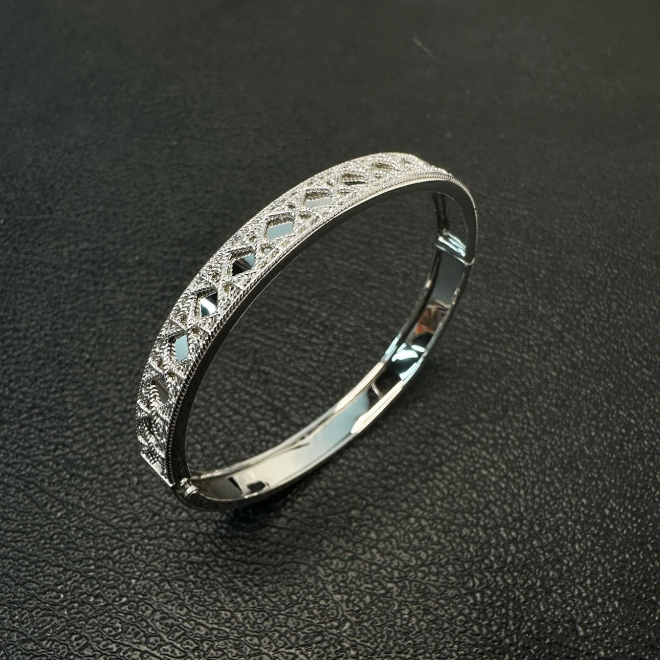 Molten-32 Woven Relief Bangle