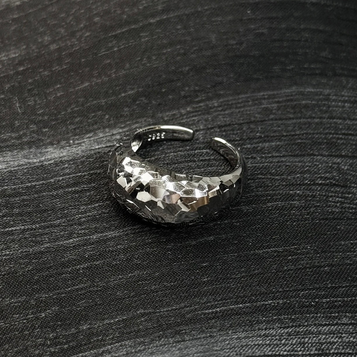 Molten-05 Crescent Dome Ring